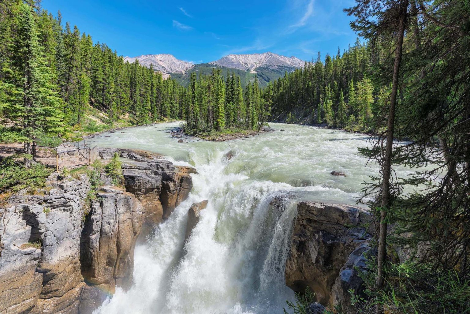 The Best Stops Along Alberta’s Icefields Parkway