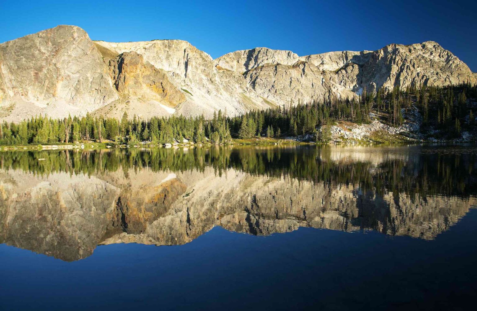 5 Best Wyoming Natural Wonders to Escape Tourists