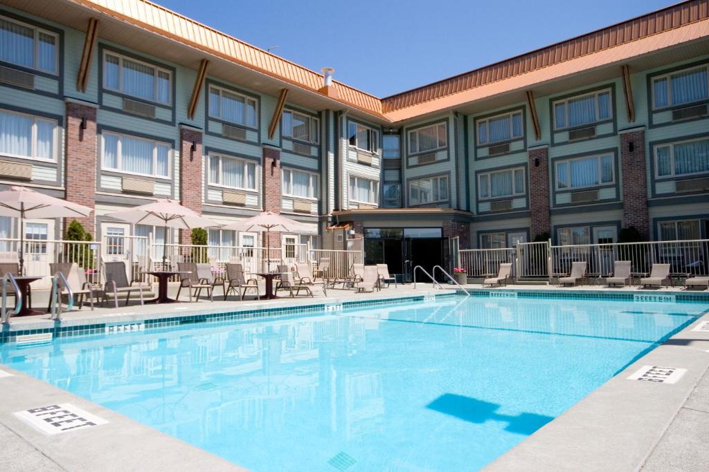 Relax and Unwind at the Outdoor Pool of Holiday Inn Victoria – Elk Lake